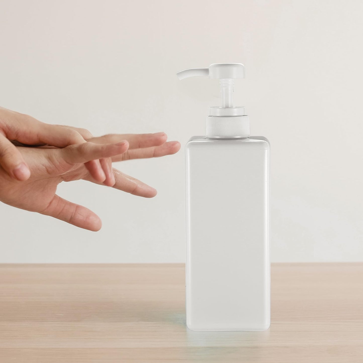 2x Pump Bottle Dispenser, 650ML Refillable Shampoo and Conditioner Dispenser Bottle with Pump