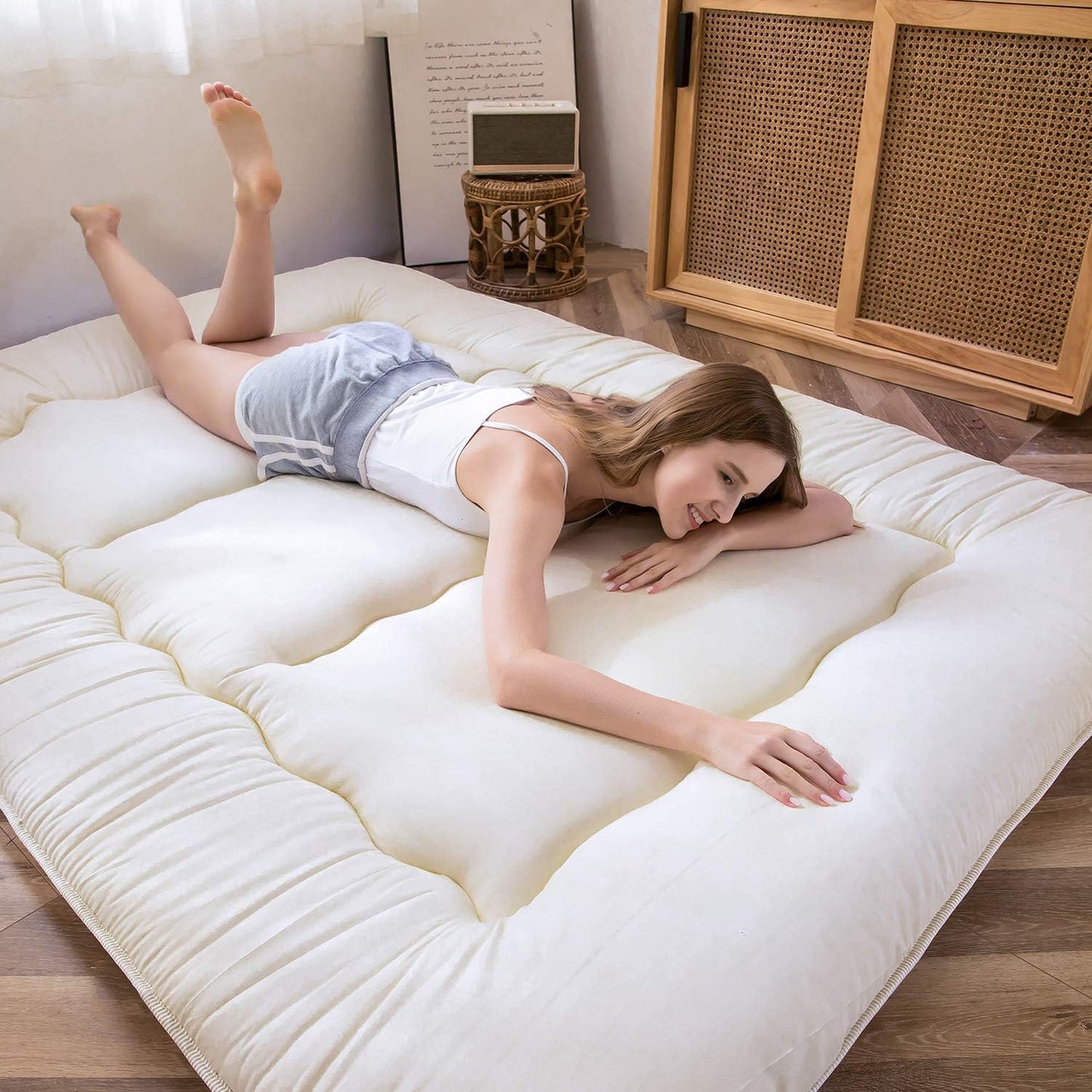 MAXYOYO Japanese Floor Futon Mattress, Thicken Tatami Sleeping Pad Foldable Roll Up Dormitory Mat Pad Floor Lounger Pillow Bed (Off-White, King)