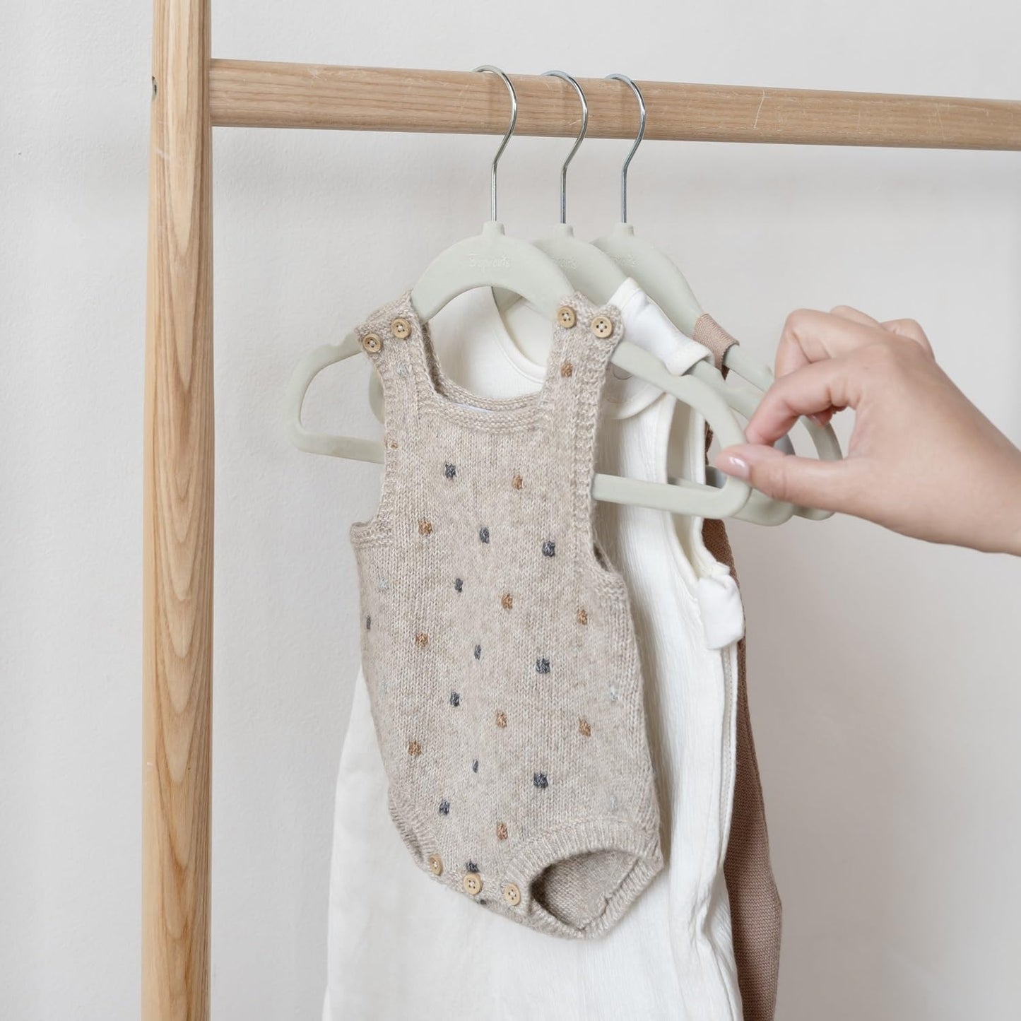 3 Sprouts Velvet Baby Hangers Non-Slip Infant and Toddler 30 Pack, Green