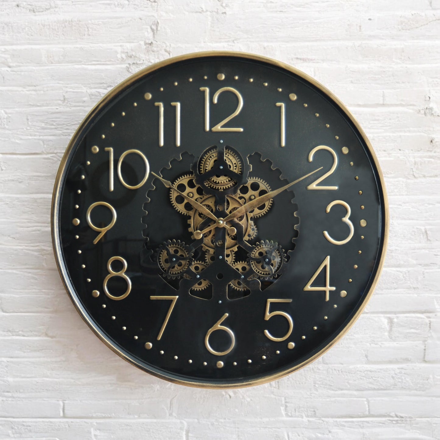 Stylish and Decorative 60cm Metal Gear Round Wall Clock - Industrial Design, Moving Gears, Battery-Operated Quartz Movement and Sophisticated Home Decor for Living Room or Office (1, Black & Gold)