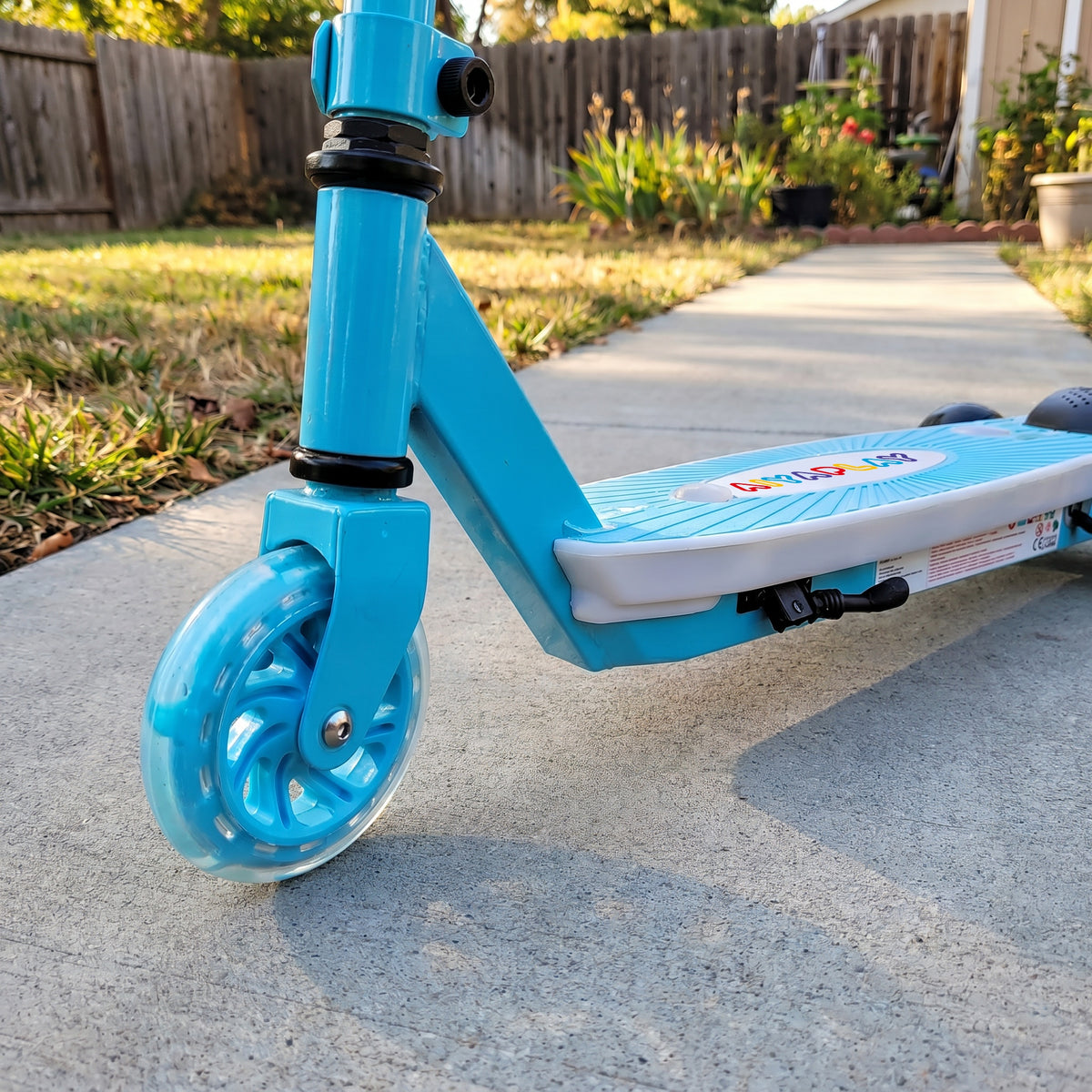 AIYAPLAY Electric Scooter for Kids Aged 4-7 Years, with Flashing LED Lights, Rear Auxiliary Wheels, Blue