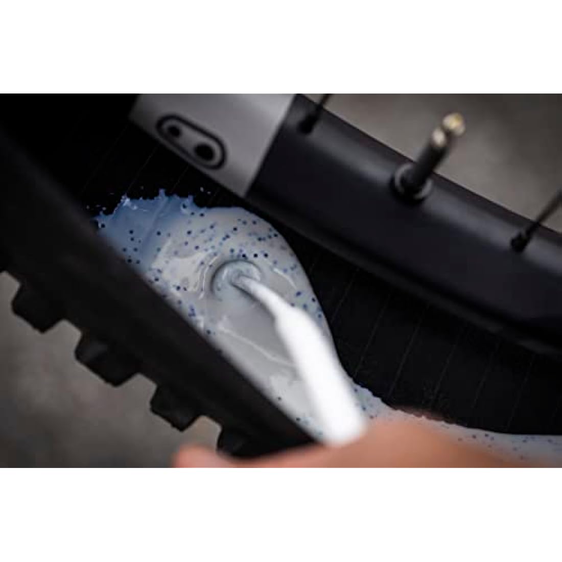 Peaty's Holeshot Biofibre Tubeless Tyre Sealant, Fast Acting Puncture Repair, Seals Up to 6mm holes for MTB, Road and Gravel Bikes, Uses Biodegradable Sealing Fibres