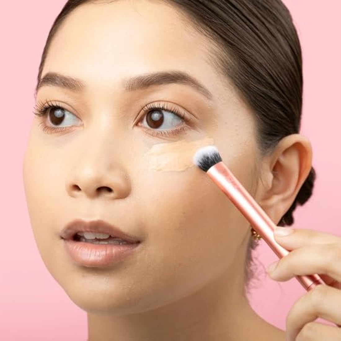 Real Techniques Expert Concealer Makeup Brush (Packaging and Handle Colour May Vary)
