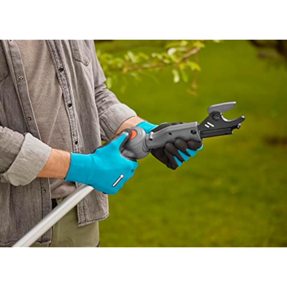 Gardena Cordless Telescopic Tree Pruner HighCut 250/18V P4A no battery: Lopper with telescopic handle for branches up to 4 m high, rotating cutting head, ergonomic handle, LED display (14774-55)