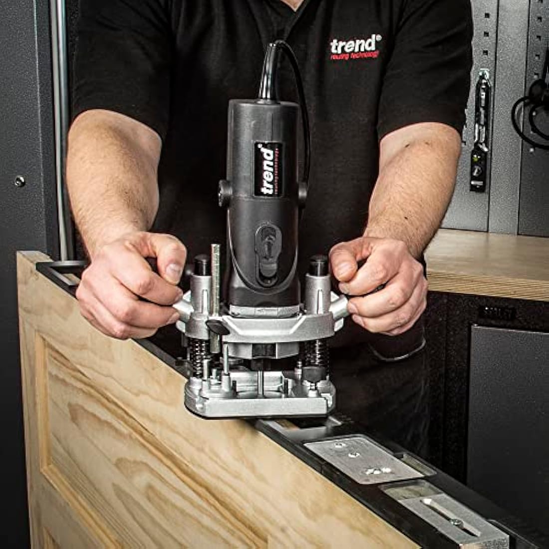 Trend T4 1/4 Inch Variable Speed Workshop Router and Kitbox, Perfect for Hinge Cutting, Timber Profiling & Hand Carving, 850W 115v T4ELK, Black