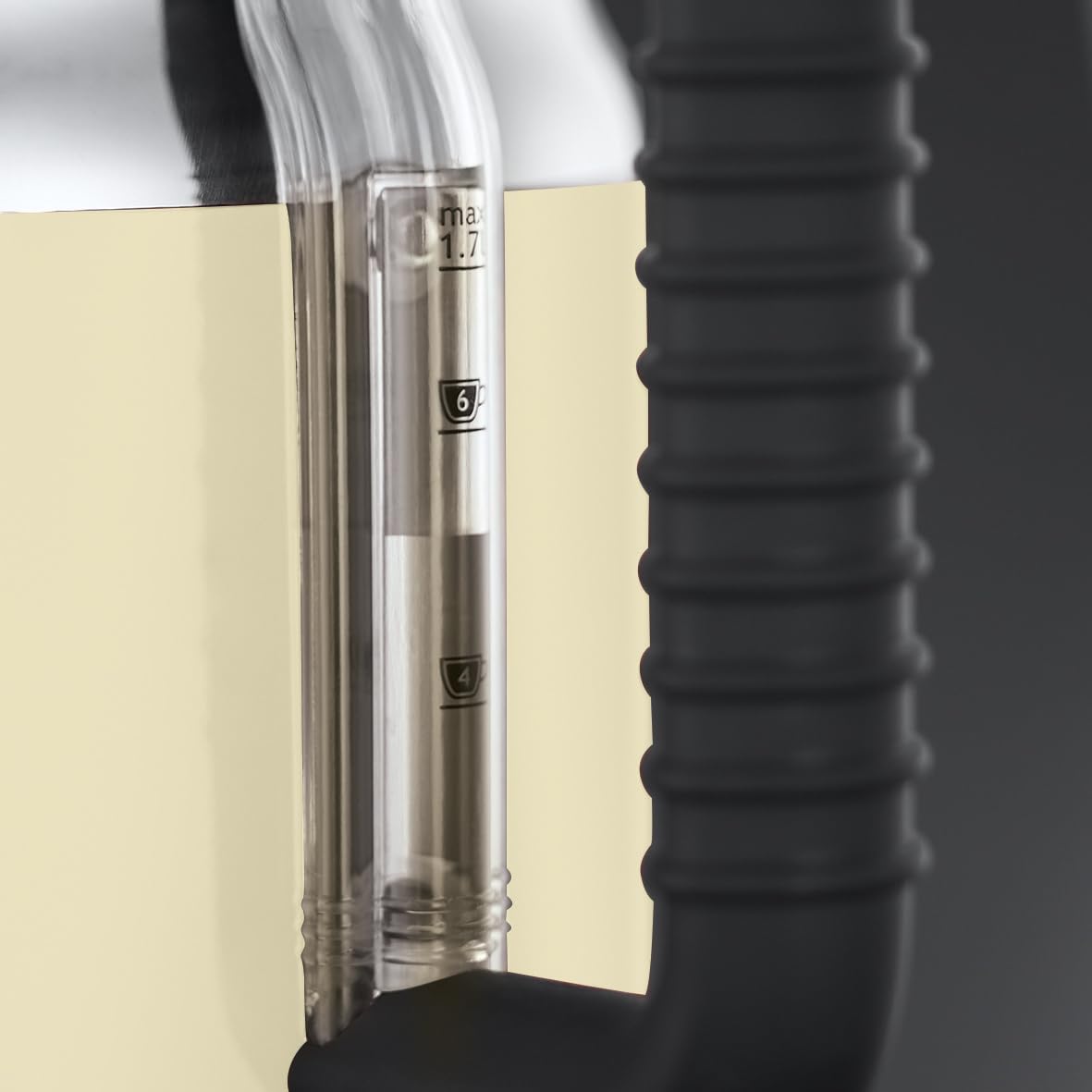 Russell Hobbs Electric Kettle (1.7L, Rapid Boil function, Perfect Pour Spout, Stainless Steel accents, Retro design, Removable washable filter, Water