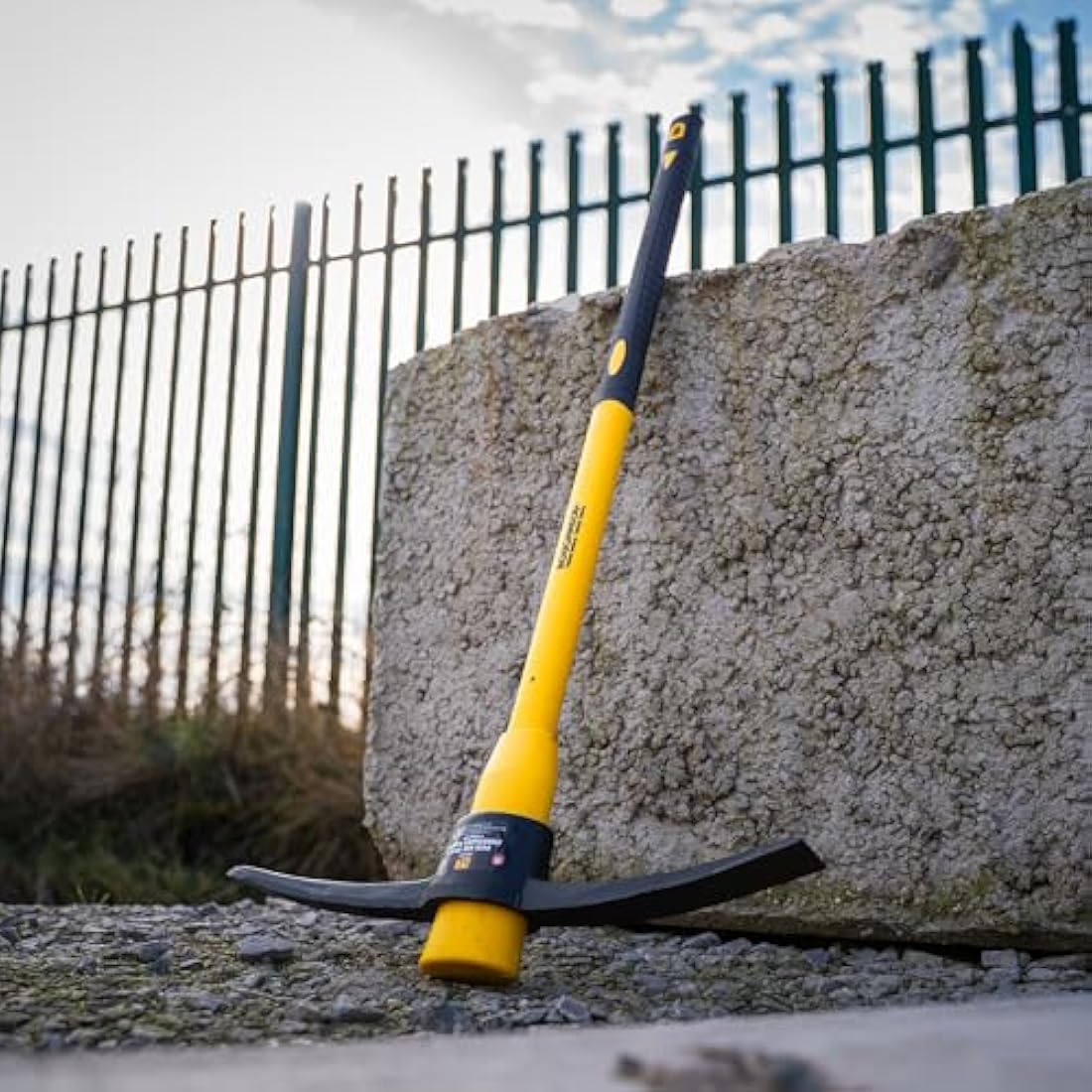 Roughneck ROU64352 Pick Axe With Fibreglass Handle 5lbs/2.27kg