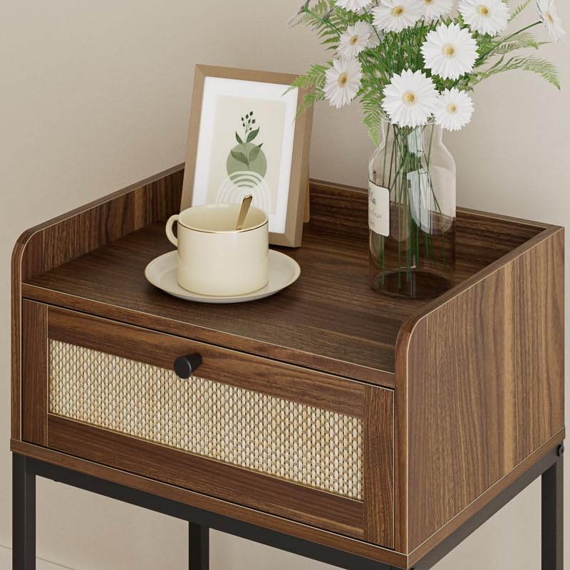 HEYZOEY Rattan Bedside Table, Walnut Modern Bedside Table with Storage Drawer and Shelf, Small Side Table for Bedroom, Living Room, Walnut Rattan