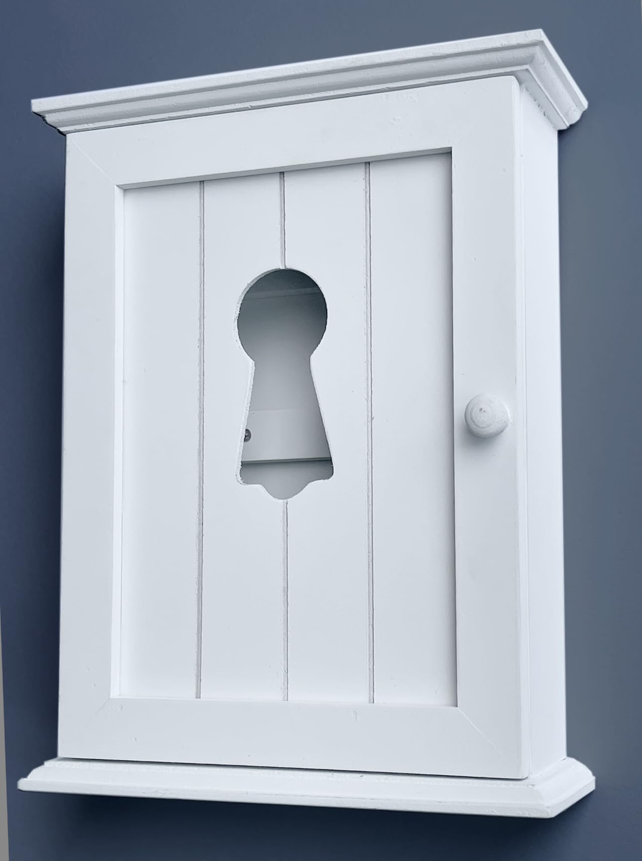 GreyZouq Wooden Key Cabinet Wall Mounted, Keyhole Window Design, Key Holder for Wall with 6 Hooks, Decorative Key Organiser, Magnetic Door Closure