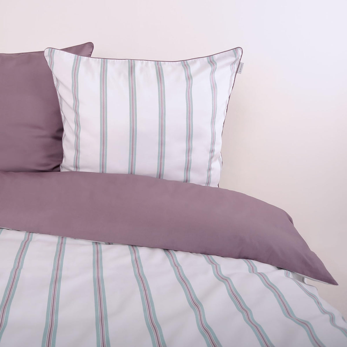 TOM TAILOR Satin-Bettwäsche, 60 x 80 cm + 140 x 200 cm, 100% Baumwolle/Satin, mit farbiger Paspel am Kissen, Wendemotiv und Markenreißverschluss