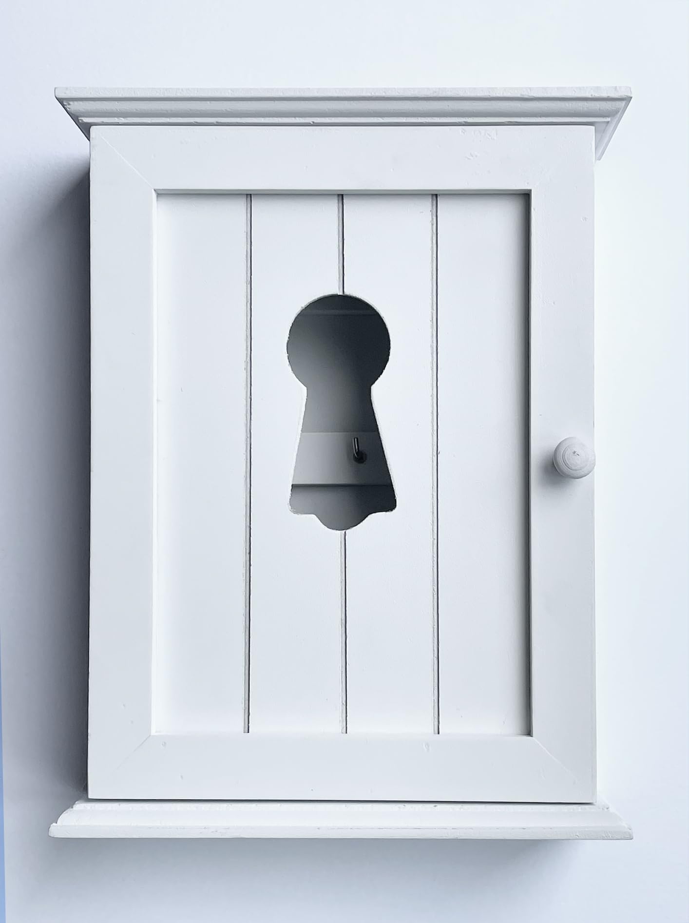 GreyZouq Wooden Key Cabinet Wall Mounted, Keyhole Window Design, Key Holder for Wall with 6 Hooks, Decorative Key Organiser, Magnetic Door Closure