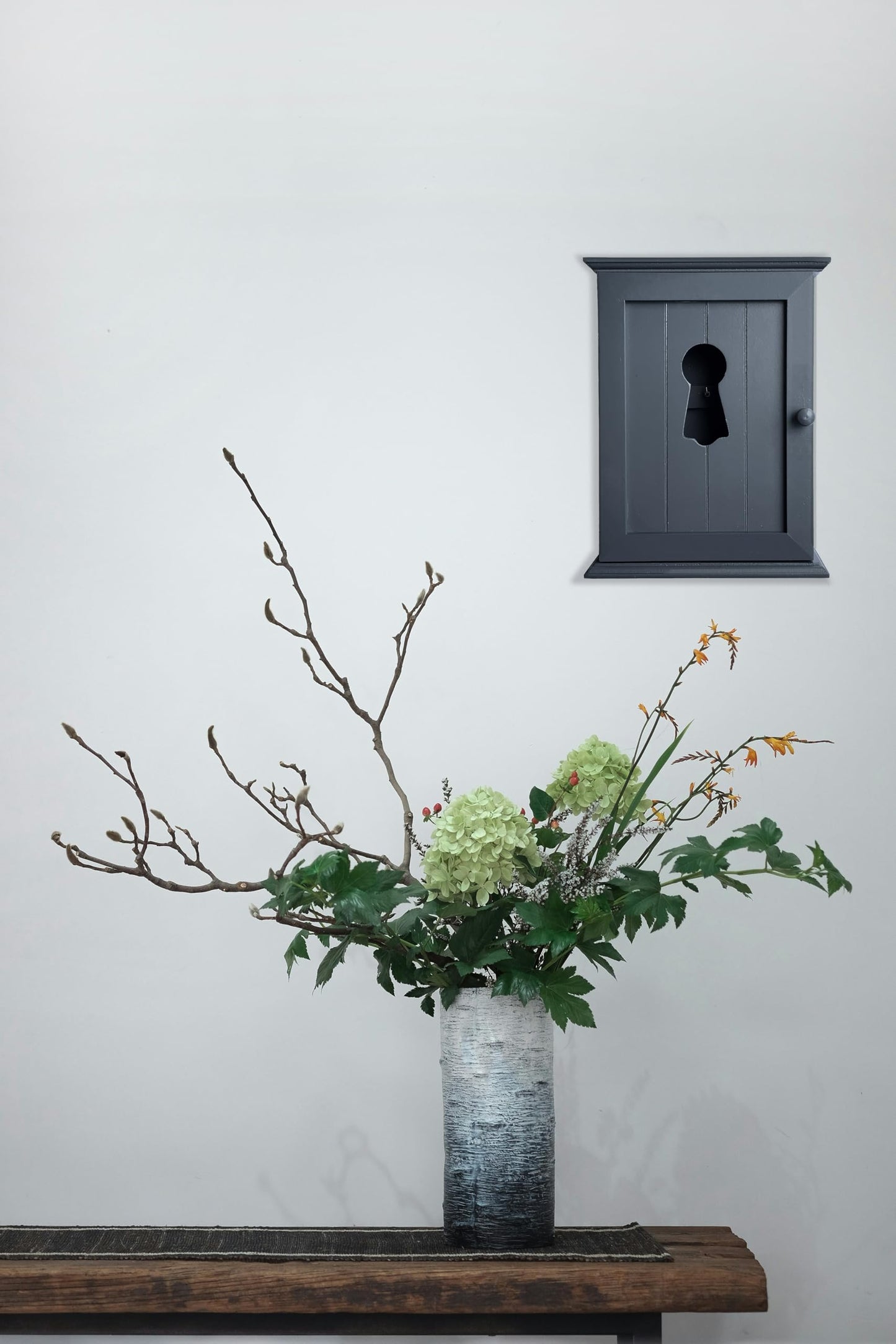 GreyZouq Wooden Key Cabinet Wall Mounted, Keyhole Window Design, Key Holder for Wall with 6 Hooks, Decorative Key Organiser, Magnetic Door Closure