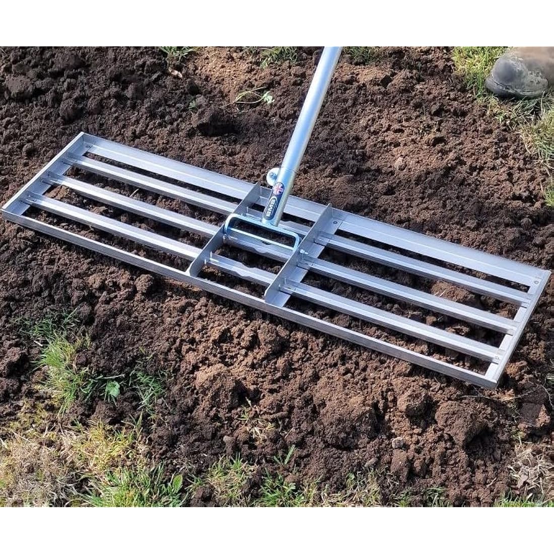 British Manufacturing Solutions 46” wide Stainless Steel Levelawn Lute: Premium levelling rake for top dressing, seeding, soil/sand. Luxury full-length heavy-duty aluminium handle. (46"wide)