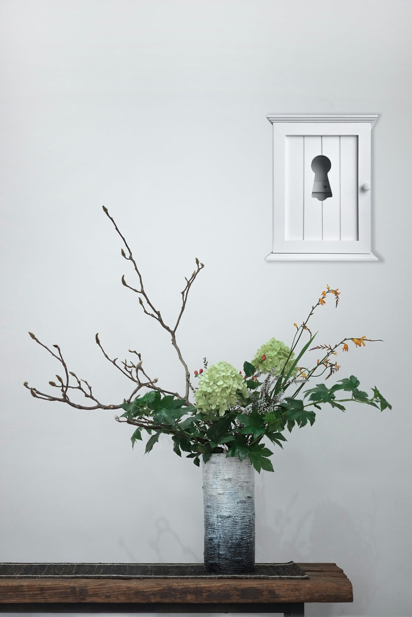GreyZouq Wooden Key Cabinet Wall Mounted, Keyhole Window Design, Key Holder for Wall with 6 Hooks, Decorative Key Organiser, Magnetic Door Closure