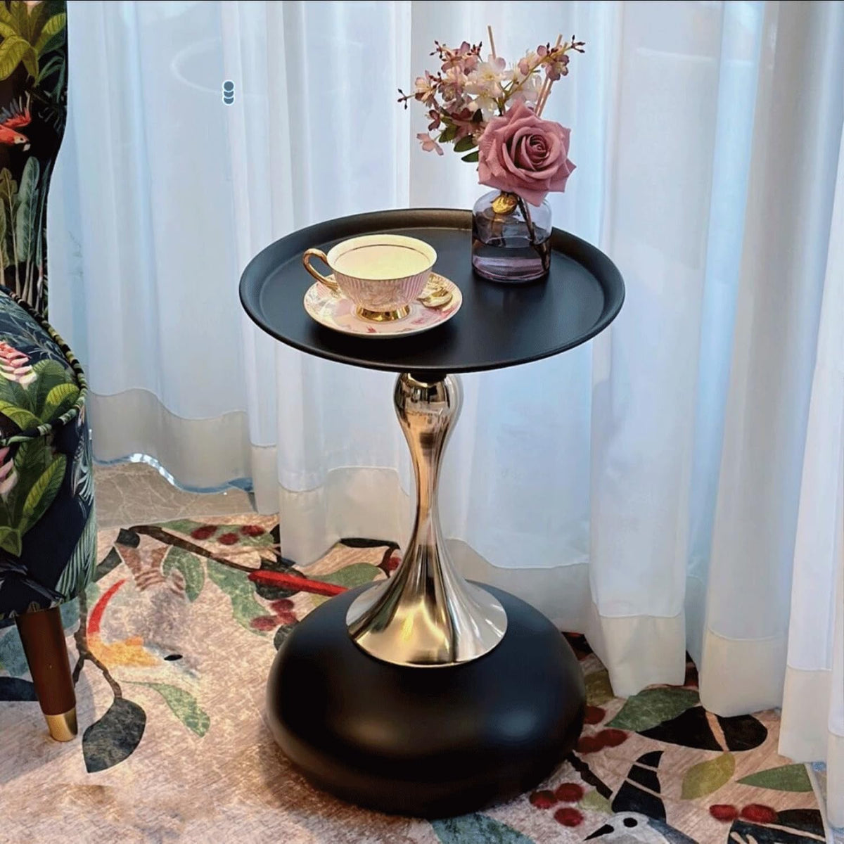 Modern Round Side Table with Gold Pedestal Base, Black Metal Top, Accent End Table for Living Room 黑色