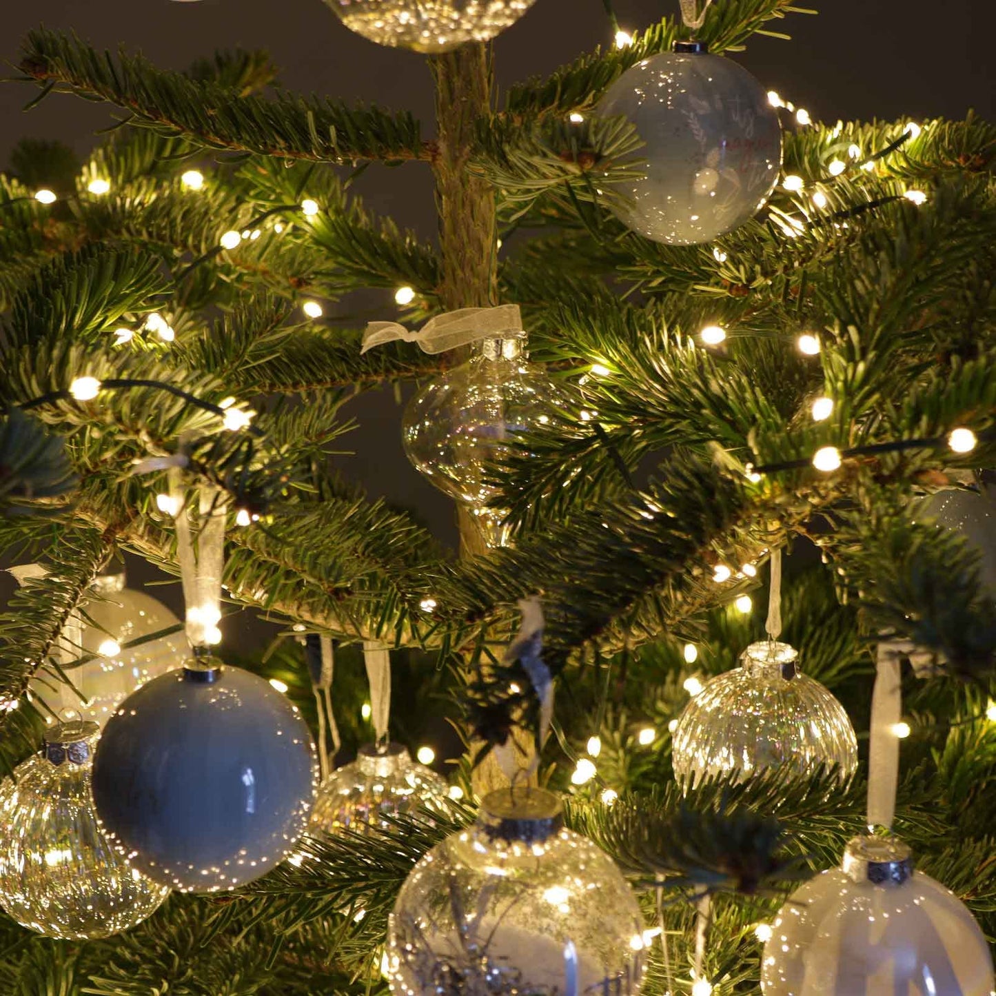 Qbis 800 LED Christmas Lights, Warm White Lights on Green Wire. 1 in 10 Random Twinkling Fairy Lights. Christmas Tree Lights, Indoor or Outdoor use