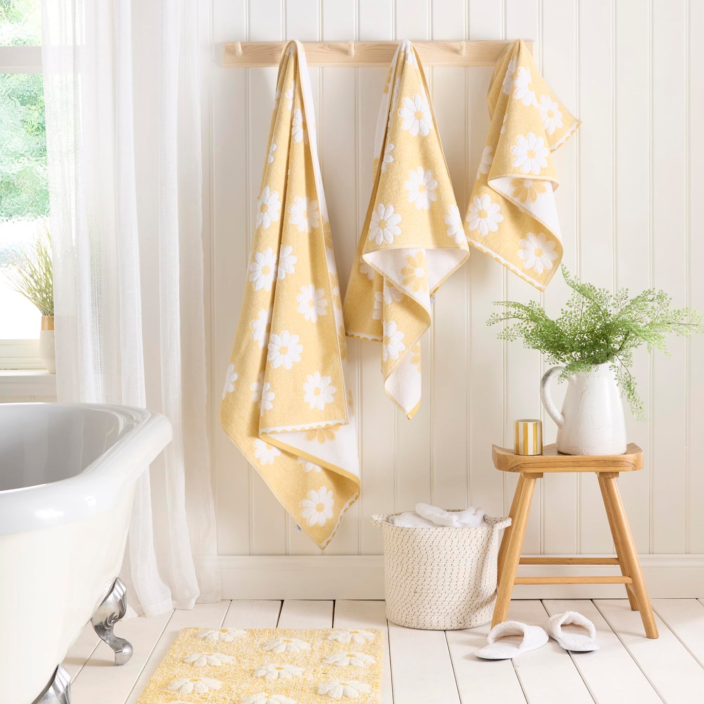 Dreams & Drapes Daisy Floral Bath Towel Ochre – Soft Absorbent Cotton Bathroom Towel with Floral Print, Quick-Dry