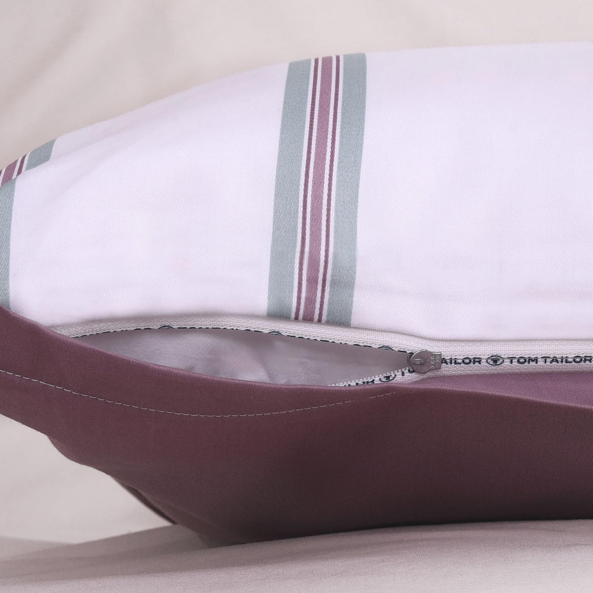 TOM TAILOR Satin-Bettwäsche, 60 x 80 cm + 140 x 200 cm, 100% Baumwolle/Satin, mit farbiger Paspel am Kissen, Wendemotiv und Markenreißverschluss