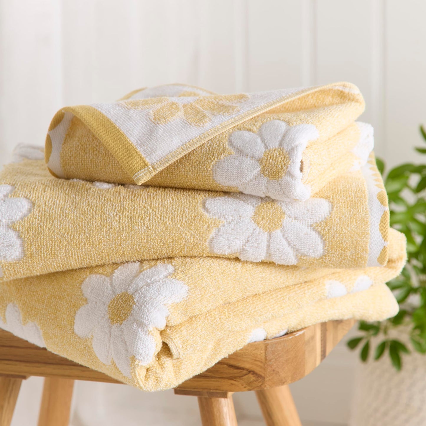 Dreams & Drapes Daisy Floral Bath Towel Ochre – Soft Absorbent Cotton Bathroom Towel with Floral Print, Quick-Dry