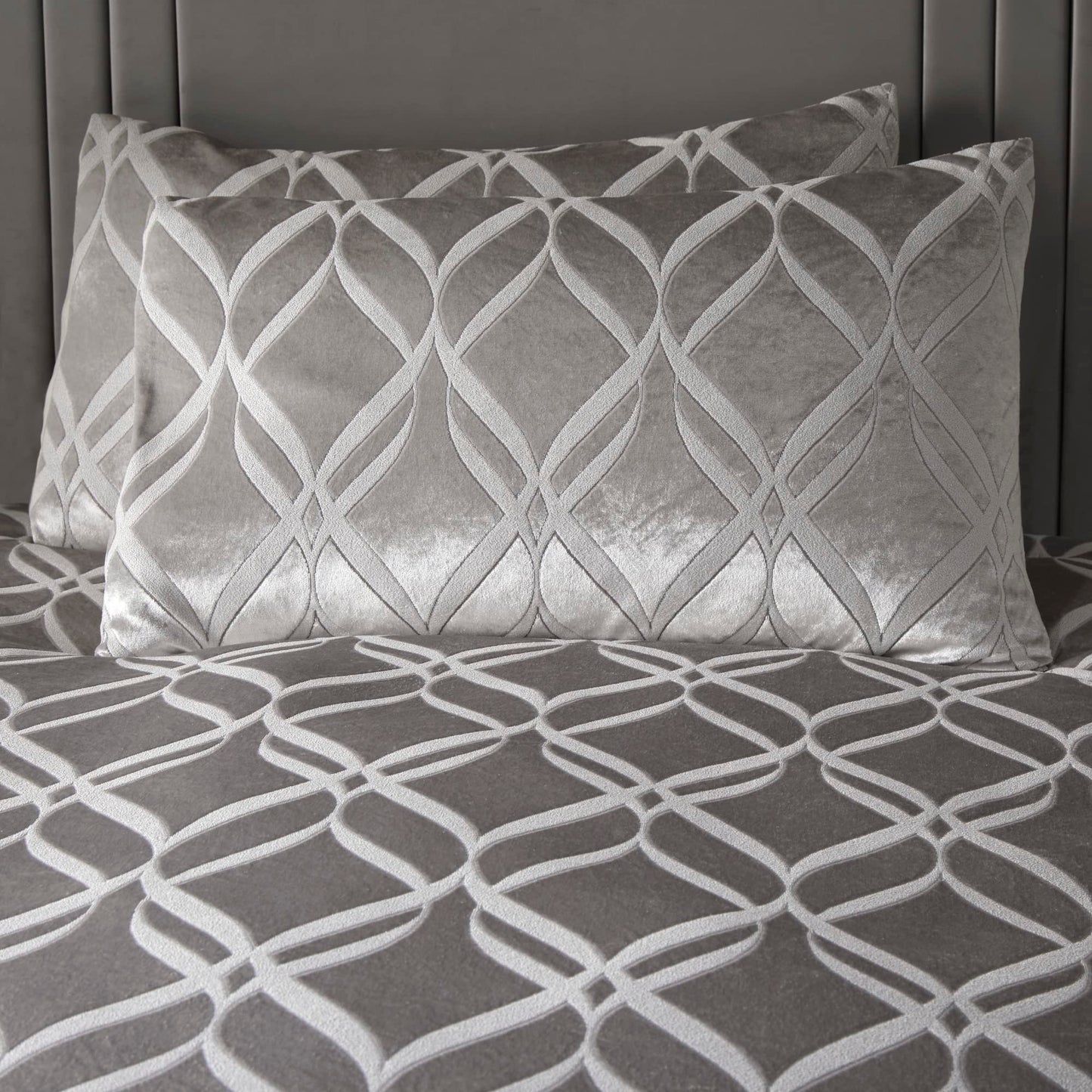 Soiree - Luxury Silver Ogee Velvet Duvet Cover - Super King Size (260 x 220cm) - 2 Pillowcases - Soft & Cosy Jacquard Bedding - Glamorous Velvet Set