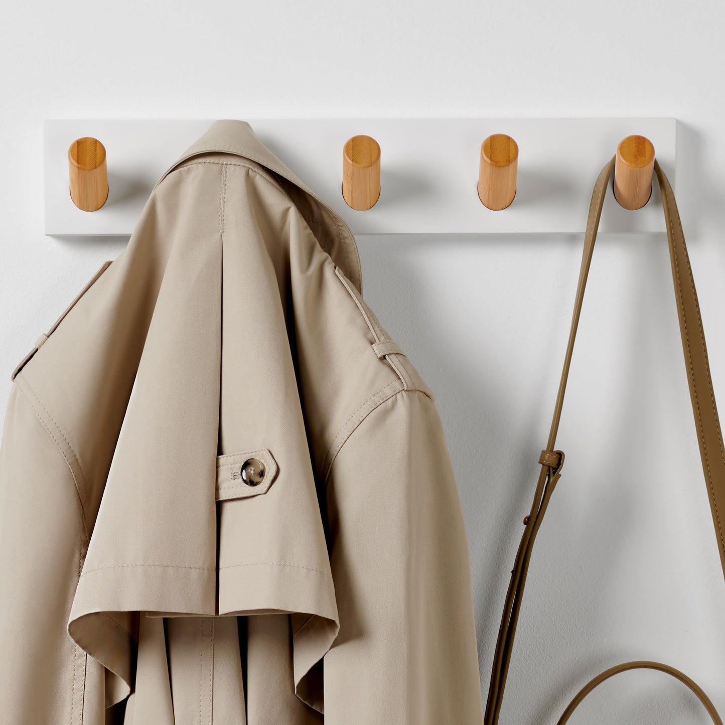 LARHN White Wall-Mounted Coat Rack - 5 Wooden Coat Hooks, 42cm