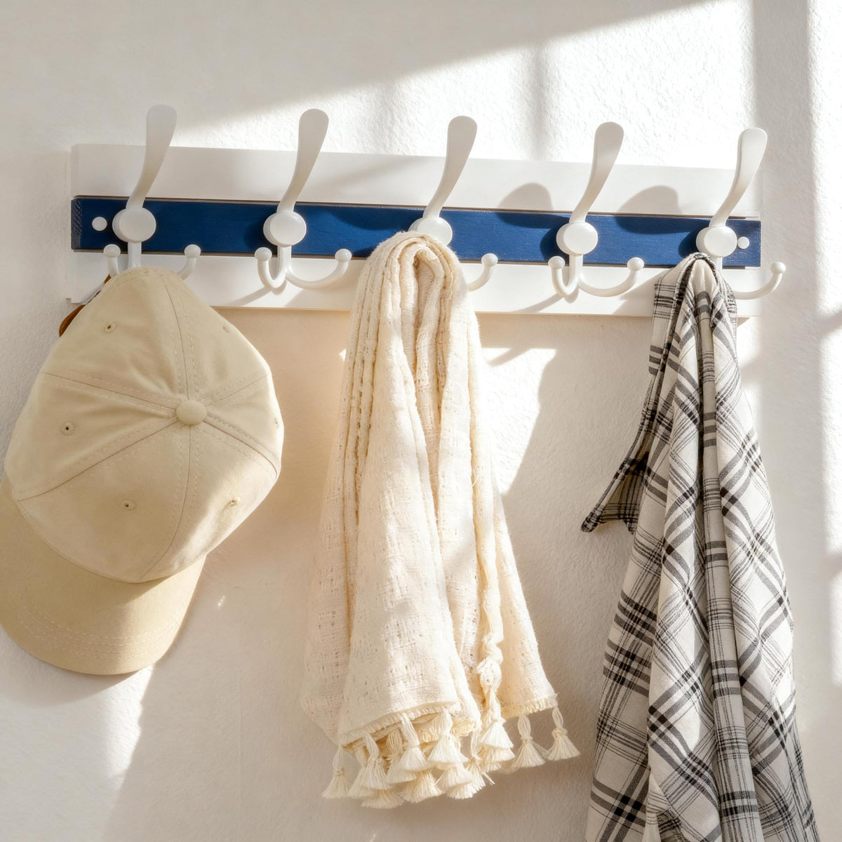 SKOLOO Coastal Wall Mounted Coat Rack - 43cm Beach House Entryway Wooden Coat Hook with 5 Hooks for Hanging Coats, Hats or Towels