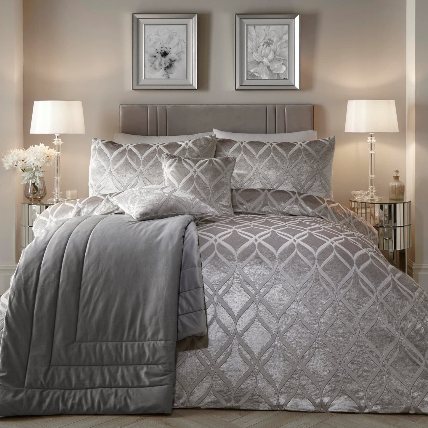 Soiree - Luxury Silver Ogee Velvet Duvet Cover - King Bedding Size (230 x 220cm) - 2x Pillowcases - Soft & Cosy Velvet Bedding in Silver -Jacquard -