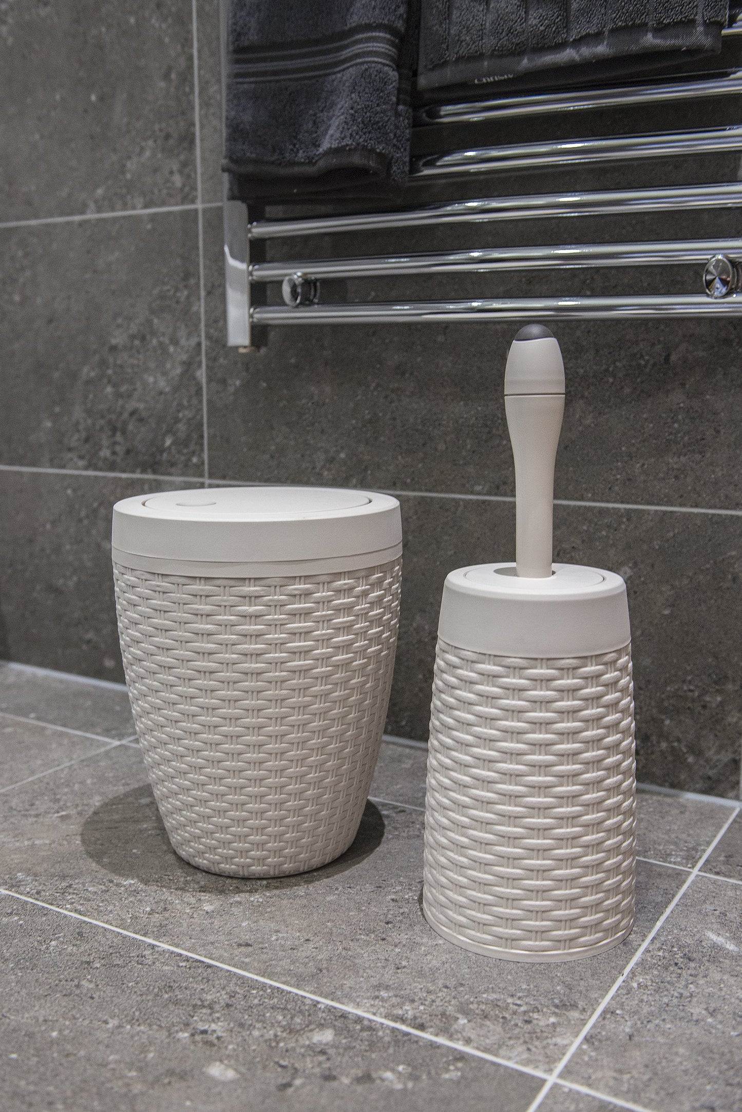Addis 515799 Faux Rattan Round Bathroom Bin with Swing lid, Calico Linen, L 22.5 cm, W 22.5 cm, H 29 cm