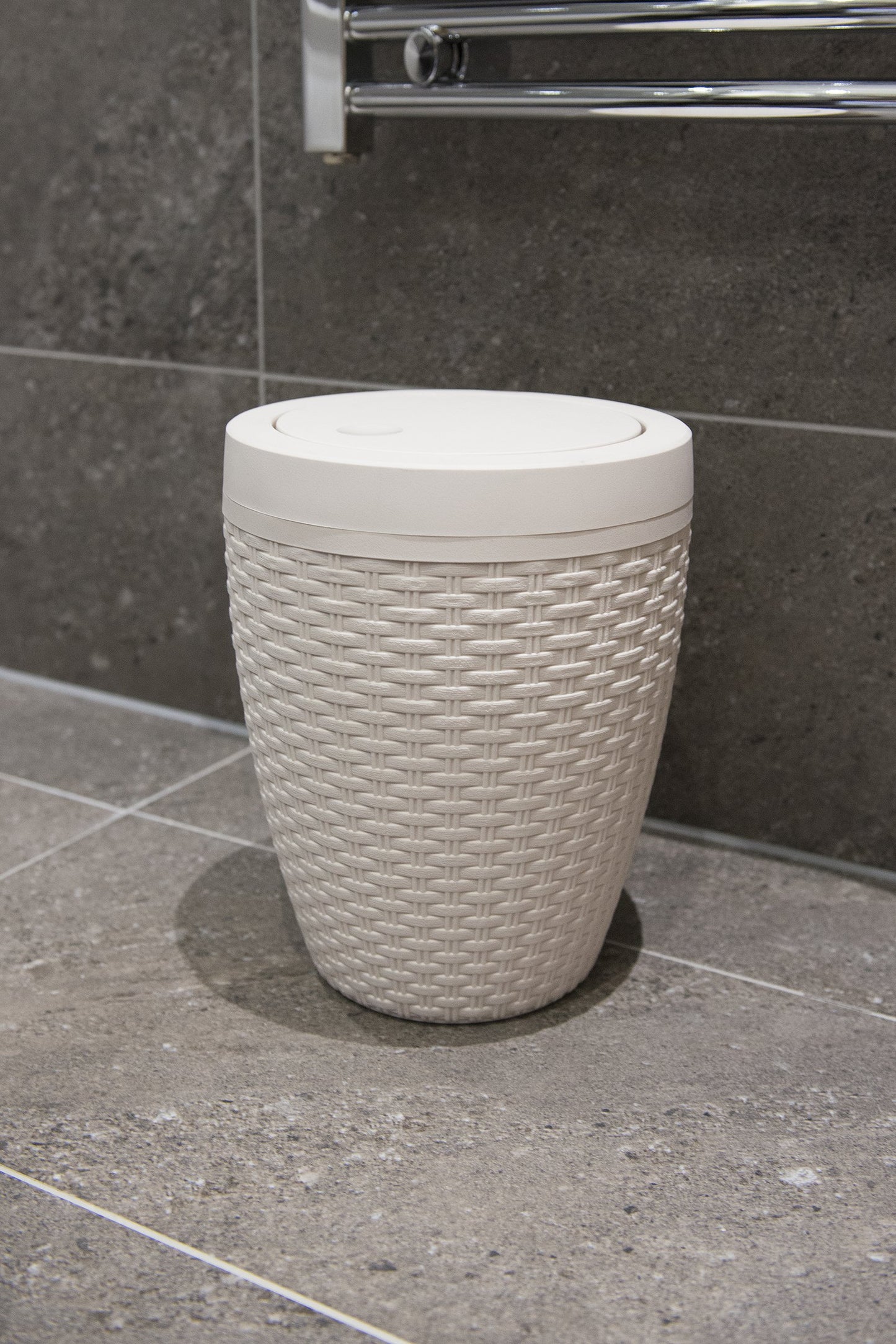 Addis 515799 Faux Rattan Round Bathroom Bin with Swing lid, Calico Linen, L 22.5 cm, W 22.5 cm, H 29 cm