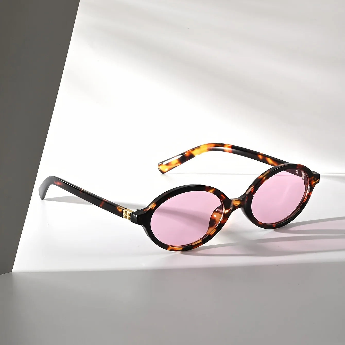 A Pair of Oval Retro PC Glasses for Men and Women with A Small Face Design/versatile for Multiple Indoor Scenes