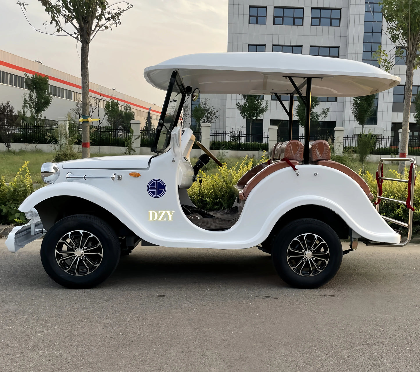 Classic Luxury Retro Electric Car for Adults 4 Wheels Low Speed Special Transportation Vehicle Long Endurance Lithium Battery