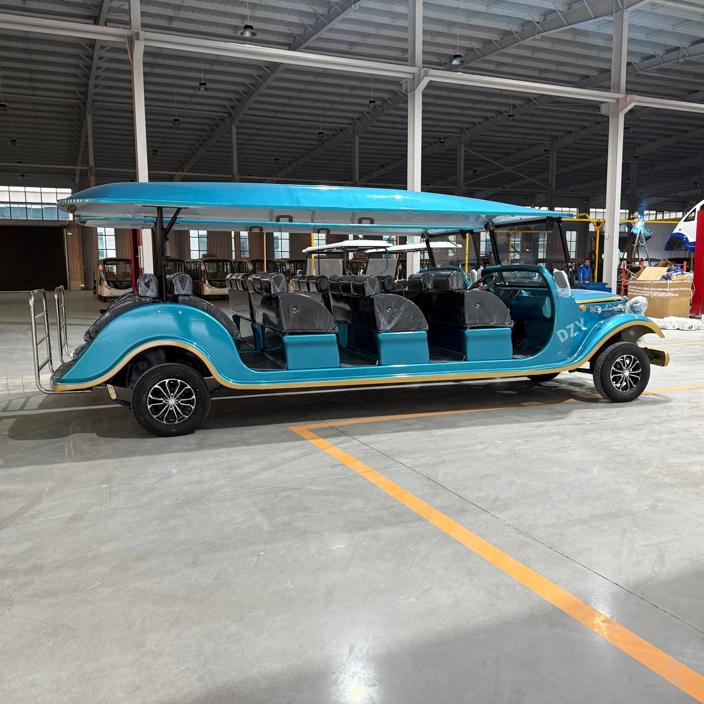 Classic Luxury Retro Electric Car for Adults 4 Wheels Low Speed Special Transportation Vehicle Long Endurance Lithium Battery