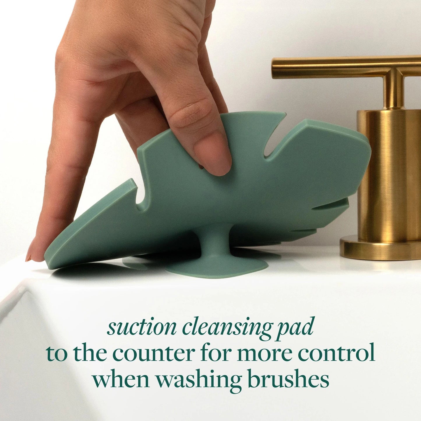 Silicone makeup brush cleaning pad with suction cup, a makeup brush cleaning tool suitable for brushes and powder puffs.